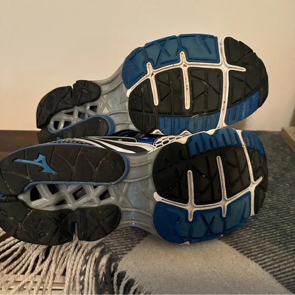 Mizuno Silver and Blue Athletic Sneakers Sz 10 - Picture 4 of 4